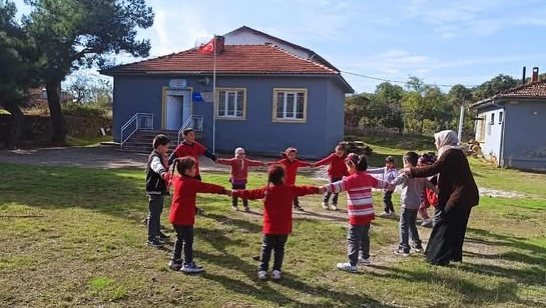  Uluslararası Afet Risklerinin Azaltılması Günü dolayısıyla ilçemizde tüm okullarda eş zamanlı tahliye tatbikatı gerçekleştirildi.